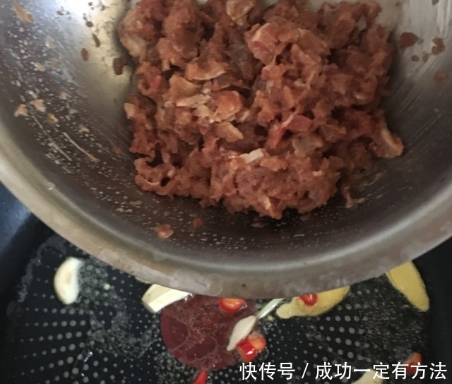 牛肉末炒黑木耳,简单下饭菜,鲜香味美