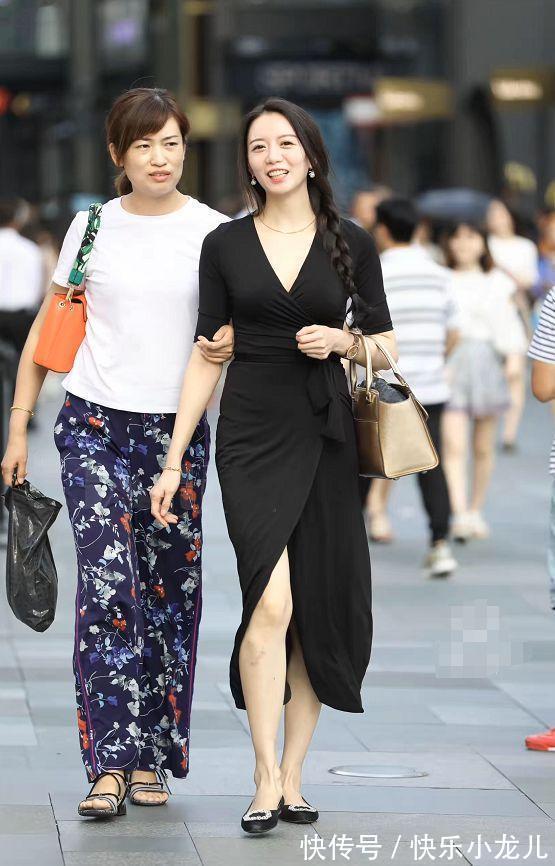 上衣 小姐姐身穿一件白色v领的吊带,看上去很有时尚感