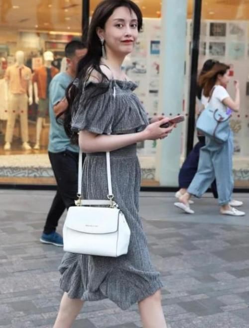 小姐姐|小姐姐一款暖色碎花裙，简约大气的款式，非常彰显贵族气息