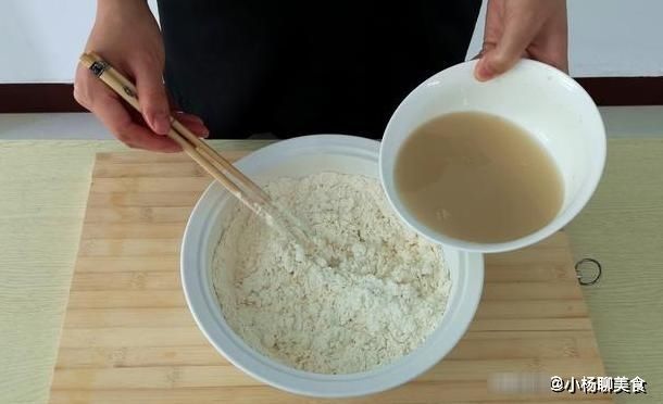 想要快速发面,别只放酵母!加滴它不到3小时发满盆!
