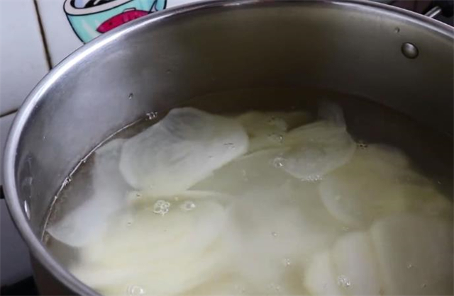 土豆片最好吃的做法，这样做麻辣过瘾，越吃越香，做法超简单