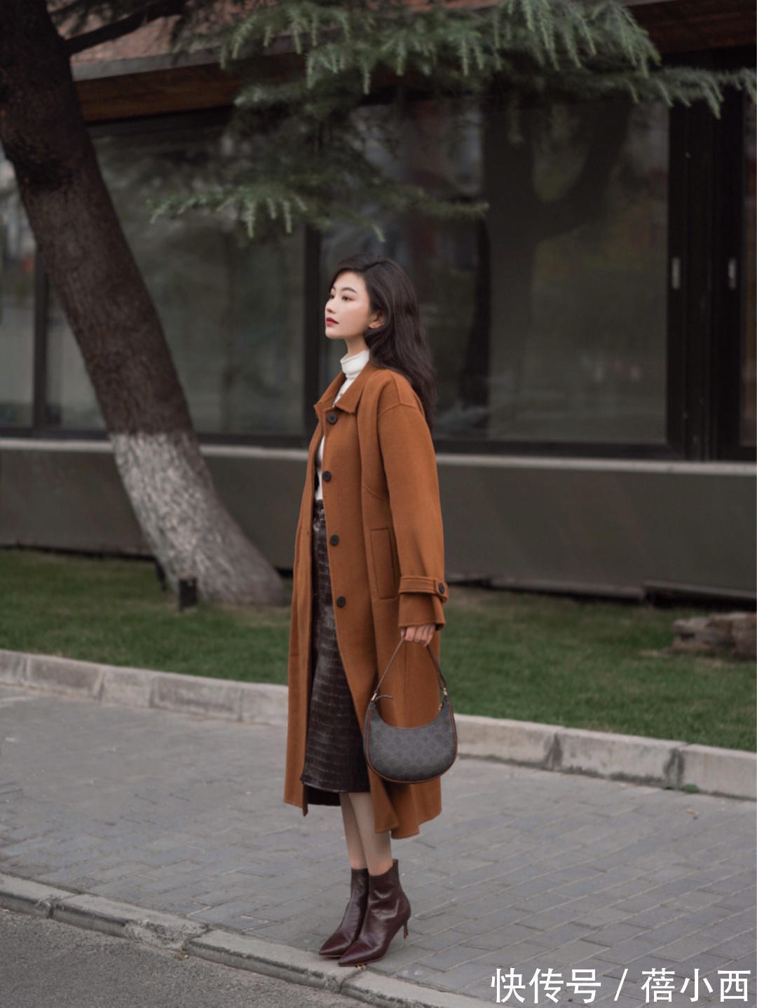 博主|穿大衣,不一定要配小黑裤才好看,搭配“半身裙”更时髦上档次