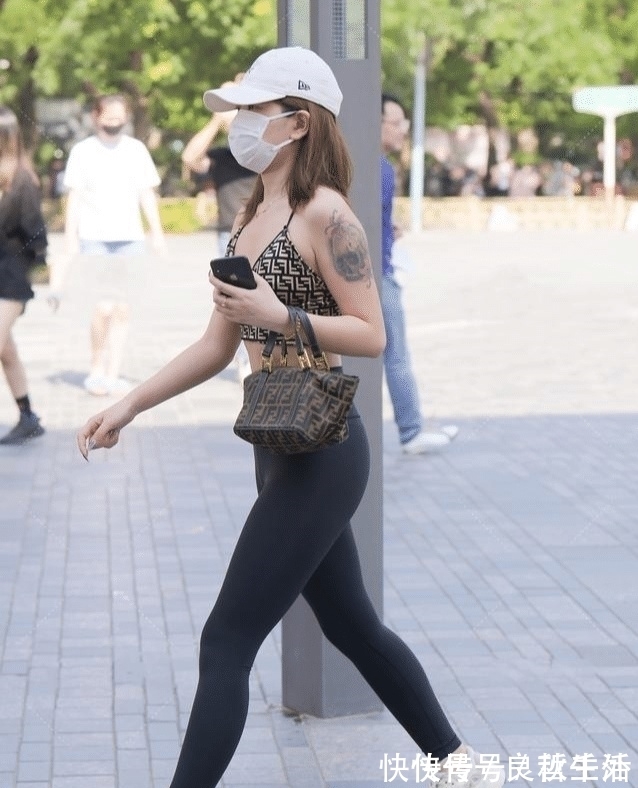 性感 穿黑瑜伽裤搭配美背上衣,性感前卫,低调时尚