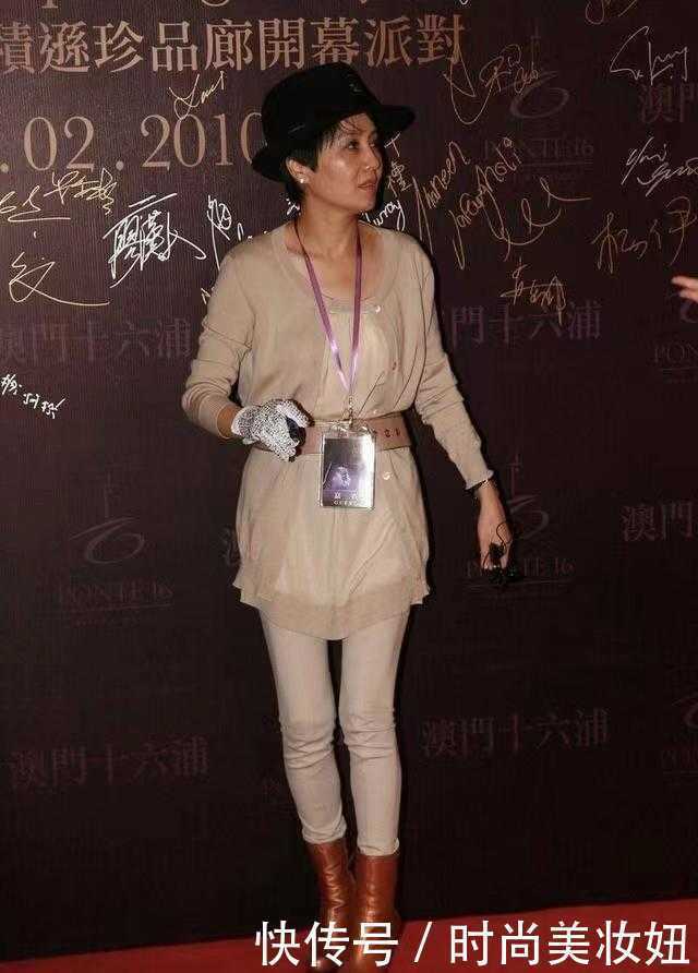 赌王“四太”真没豪门架子，穿杏色针织衫配小脚裤，仍穿出贵妇范