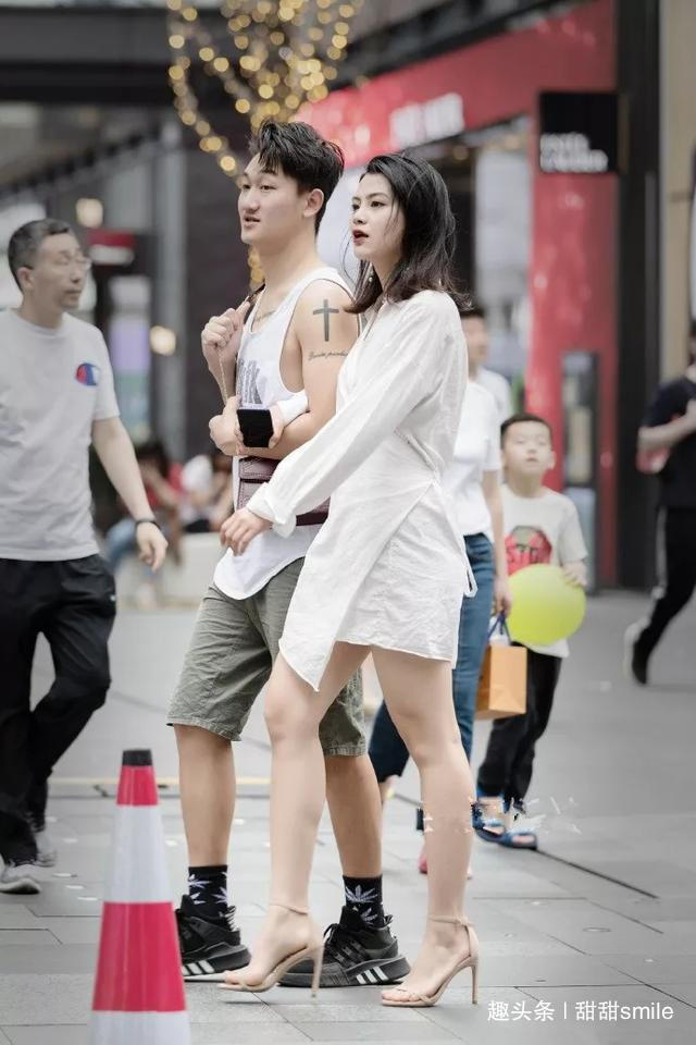 时尚 小姐姐一双红色的高跟凉鞋,让她的黑色搭配也带着一种靓丽的时尚