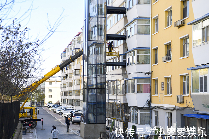 小区|老房子加装电梯有争议“新方案”出现,楼上楼下终于不用吵了