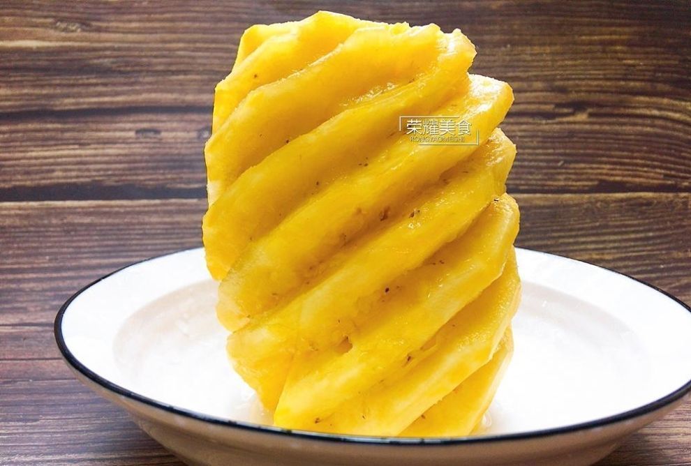 吃了几十年菠萝,才知道菠萝用冷盐水泡是错的,教你正确做法