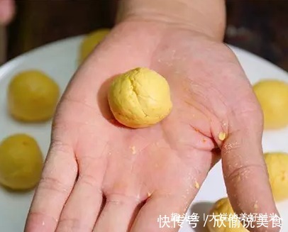 一块南瓜,无水无油,不用烤箱,做孩子爱吃的零食,比小馒头美味