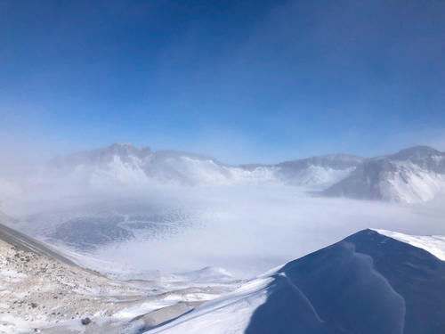 冬季的长白山西坡，零下34度漫天冰雪，天池时隐时现