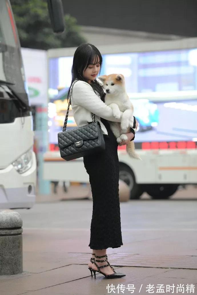 凉鞋 街拍美女:美女搭配上一双透明的一字带高跟凉鞋,够凸显出她身上无限的魅力