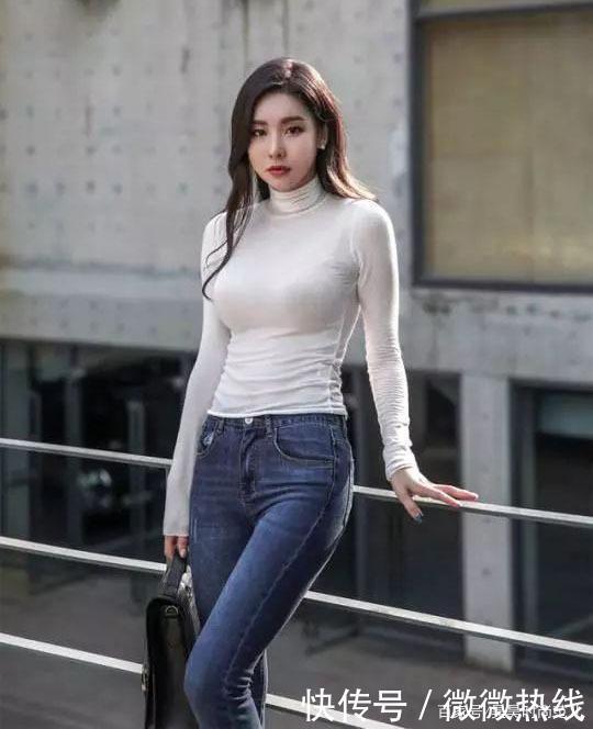 周末出门的简单穿搭,白色针织衫+高腰牛仔裤,尽显减龄时尚感