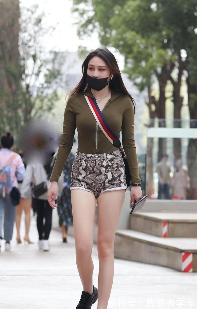 短裤 修身连帽上衣搭配时尚短裤，娇嫩丰盈，温文尔雅！