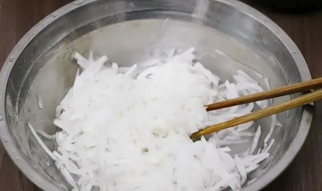 白萝卜吃了30年,还是这吃法过瘾,不炒不炖不凉拌,比吃肉还解馋