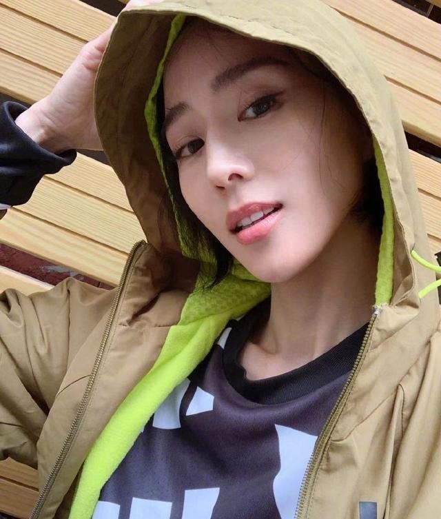 张钧甯 39岁张钧甯太瘦了,穿夹克扎马尾跑步,94斤瘦到撑不起健美裤!