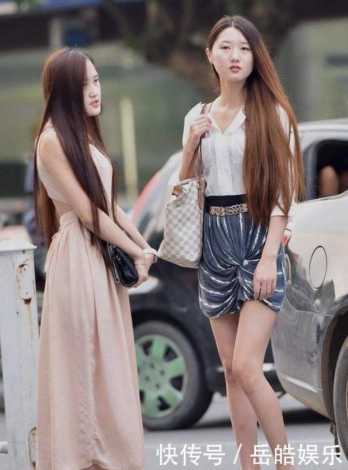 街拍|街拍小姐姐一件白色圆领T恤搭配灰色牛仔短裤,尽显时尚魅力