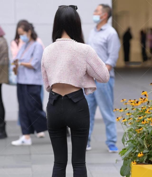 穿“沙漏型”瑜伽裤的辣妈，使人感到眼前一亮，非常不错