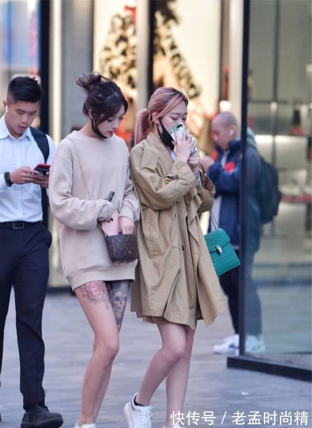 大长腿|时尚穿搭：姑娘气质清爽，穿着灰色卫衣，更加的亮丽！