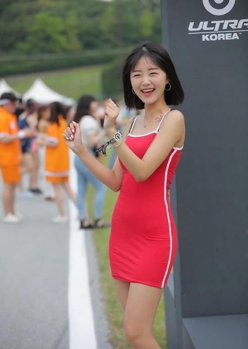 时尚|活泼少女的艳丽穿搭,选择时尚“大红裙”,轻松展现个人活力