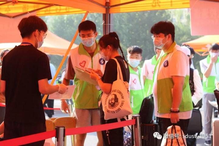 志愿者|山东科技大学迎来新生!志愿者前来接站,萌新一下车就能感受温暖