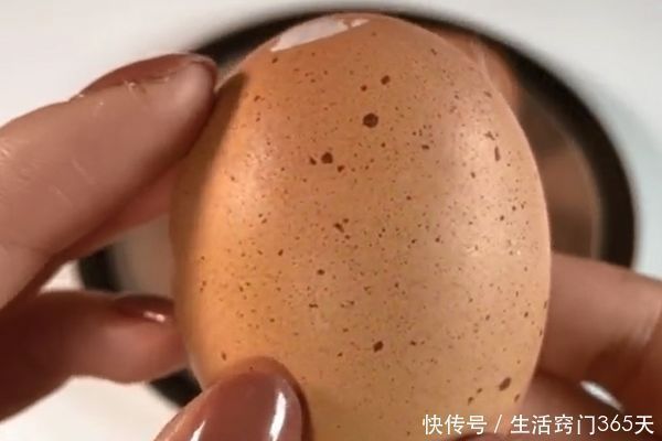 小窍门|煮鸡蛋很多人都煮错了，教你一个秘诀，鸡蛋不开裂不粘壳，超好剥