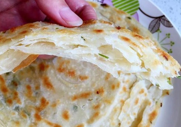 烙饼|烙饼又干又硬?有人开水烫面,有人多抹油,都错了!教你正确做法