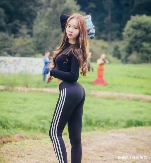 气质 亭亭玉立的打底裤小姐姐,丰润紧致尽显玲珑曲线!