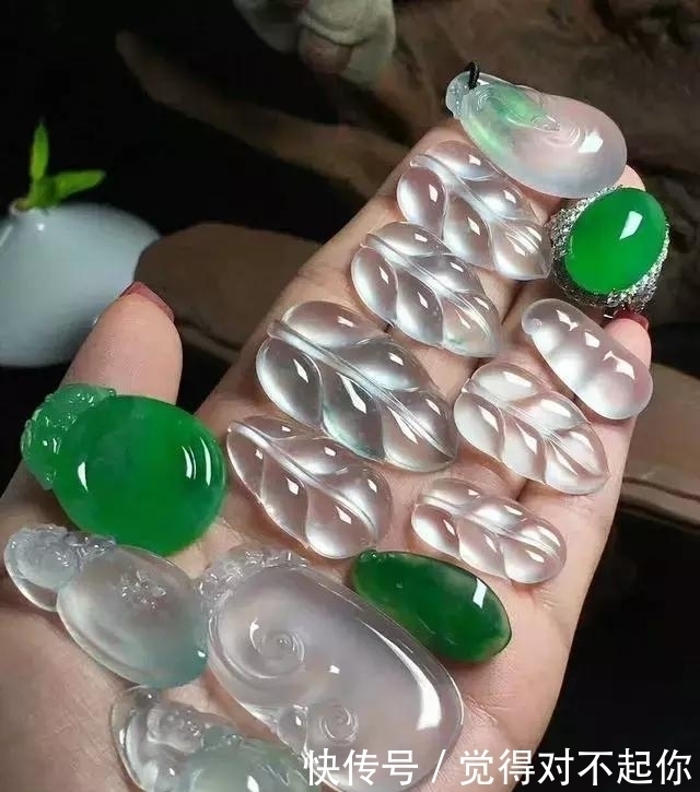 水头|老大爷嫌自己佩戴的翡翠水头不太好,用水一泡后,一看吓了一跳