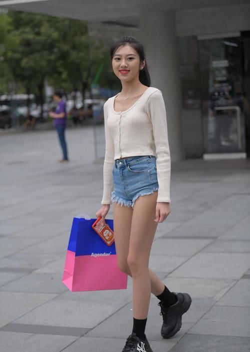 小清新的服装组合，穿出女生极致魅力，休闲又好看