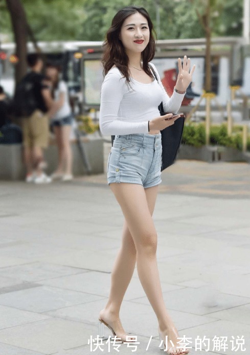 美丽|时尚美女,白色上衣配牛仔热裤,显身材更显气质