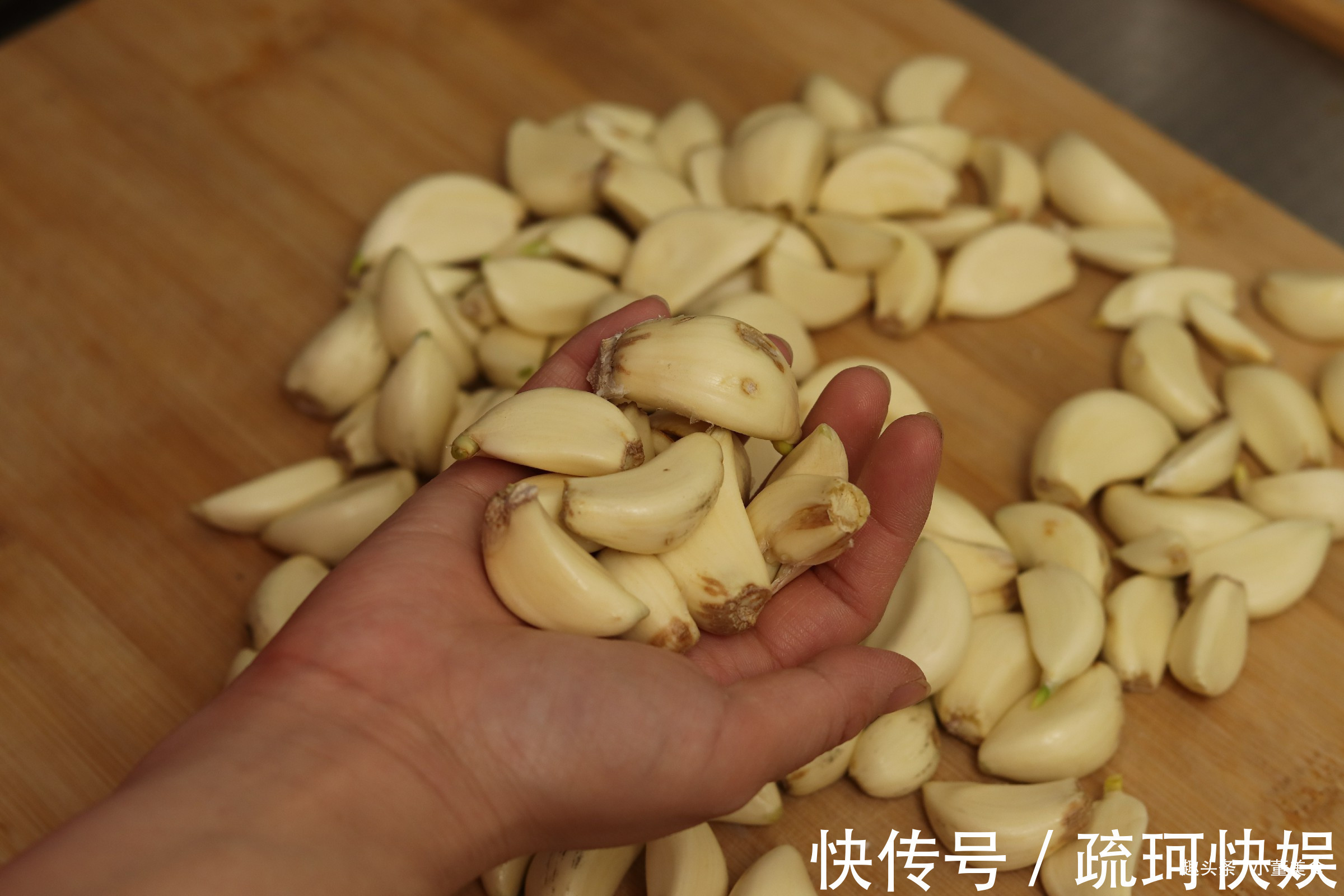 腌腊八蒜|腌腊八蒜，直接加醋泡就错了！多加这2步，清脆可口，2天就变绿