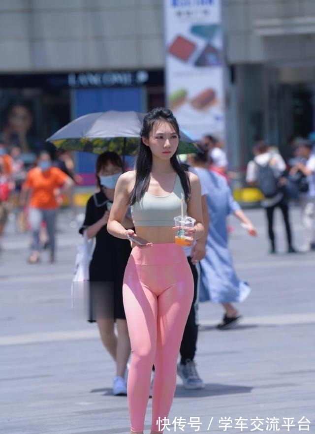 运动服 姑娘裤子面料有“个性”,连颜色都变得五彩缤纷!