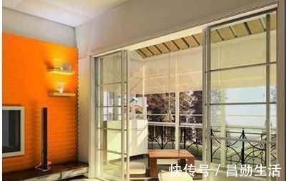 阳台上|阳台万万不要装推拉门,有钱人就不会这样做,后悔我家装太早了