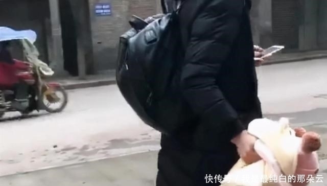 孩子|“糊涂爸爸”慌张找娃走红,带孩子玩却转眼不见,宝宝:你低下头