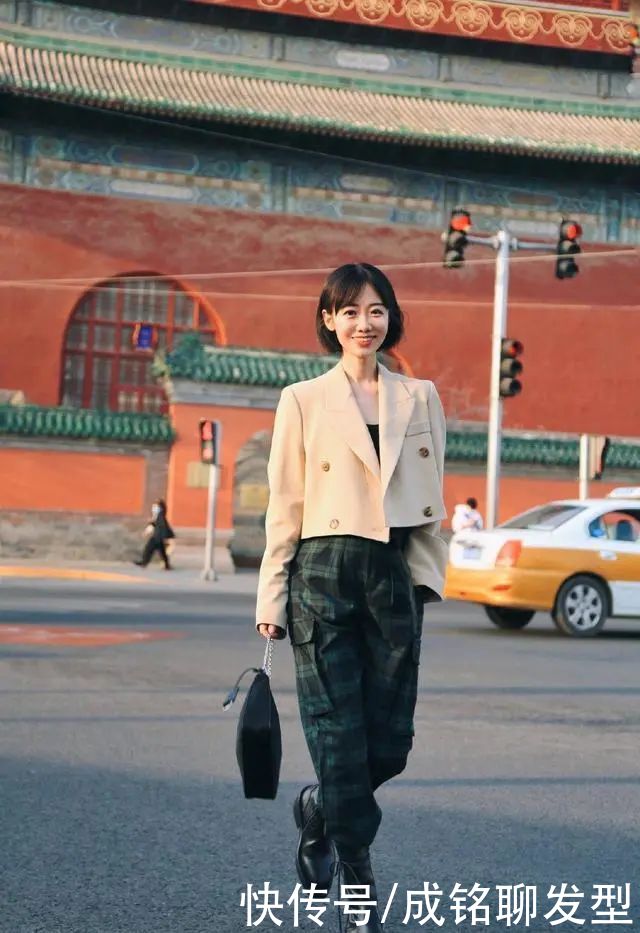 短发|短发小姐姐温柔风搭配，简约时尚又减龄，洋气显瘦又有范儿