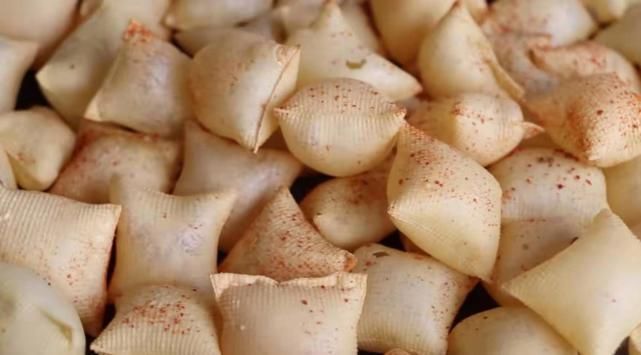 豆腐皮别总炒着吃了，这样做的豆腐皮个个鼓大泡，嘎嘣脆