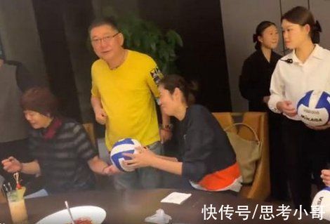 朱婷|郎平携爱徒聚餐，朱婷被郎导朋友叫“亲姐”，把朱婷吓出表情包!