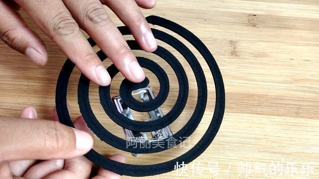一卷纸巾就能把蚊香完整地分离，一秒一个，真是太神奇了