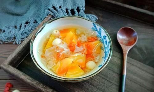 45歲阿姨少女臉，因為愛吃1物，滋潤皮膚，減少皺紋，越來越年輕