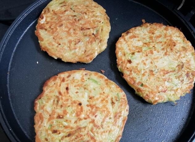 南瓜新做法，不用蒸，不用煮，简单易做，口口香酥，在外面吃不到