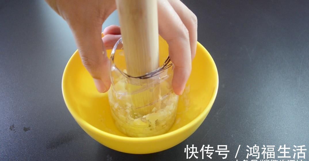 烦恼|擀面杖上套一个塑料瓶, 放在厨房太实用了, 解决了很多人的烦恼
