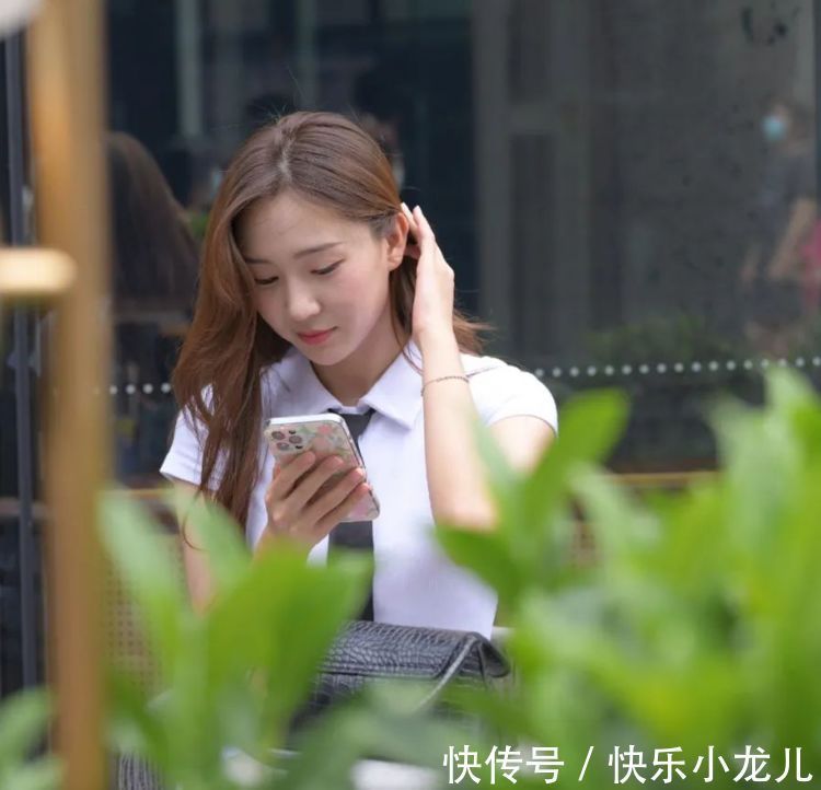 连衣短裙 小姐姐身穿白色连衣短裙,搭配一条黑色领带,很有时尚气质