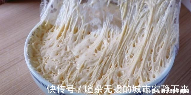 小鹅|发面饼最简单做法，手不沾面，锅里一倒就做好，外酥里软葱香四溢