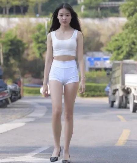 时尚|街拍浅橙色吊带连衣裙，修身时尚，“浅浅一笑”真甜
