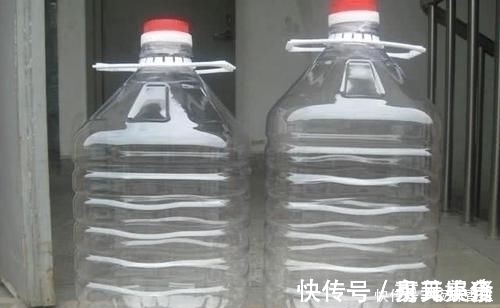 厨房油桶别扔,简单剪几刀,压砧板边,谁见了都夸