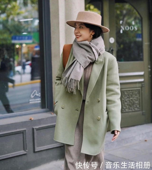 浅灰色 时尚博主的高级穿搭来了,淡绿色西装配浅灰色半身裙,简约又时尚!