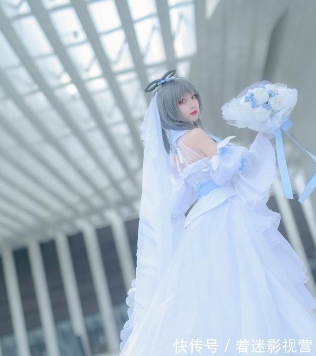 吸管儿|女孩穿10CM婚纱COS洛天依,被袜子抢镜,网友:敢买不敢穿
