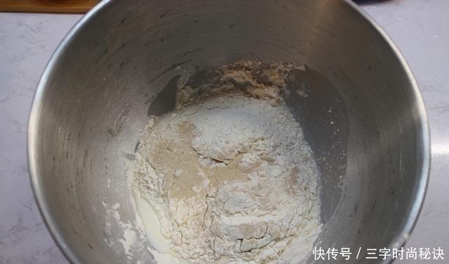 做面包,我喜欢这个方子,又香又软,放3天不硬,大人小孩都喜欢