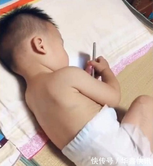 爸爸|趁爸爸睡着后,宝宝偷玩手机,听到妈妈进门后,宝宝的举动太机智