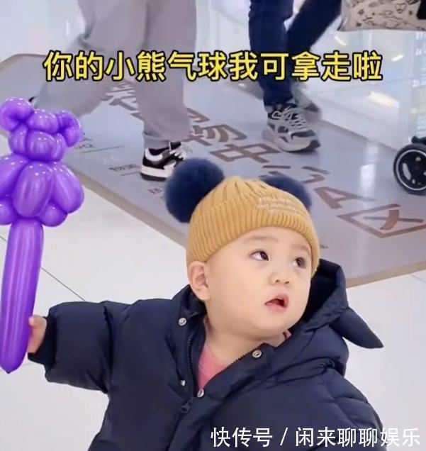 萌娃|天津萌娃收到商场人偶递来的气球,下一个举动网友直呼萌化了