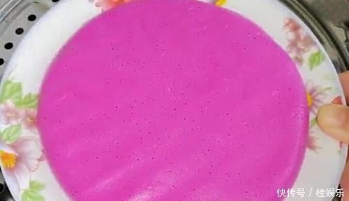 火龙果别再直接吃，学会此做法，软糯香甜，孩子一顿2个不够